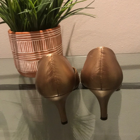 NWOB Gold Heels - Liz Claiborne - Picture 3 of 3